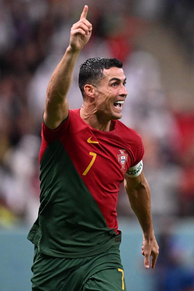 贝克汉姆观看迈阿密国际训练，与梅西、德保罗拥抱