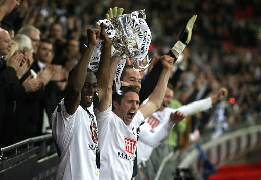 英超第13轮切尔西对阵阿森纳，双方均状态出色，争夺争冠席位，赛果待定。（英超第13轮：切尔西迎战阿森纳，双方状态正佳，力争跻身争冠行列，胜负未明）