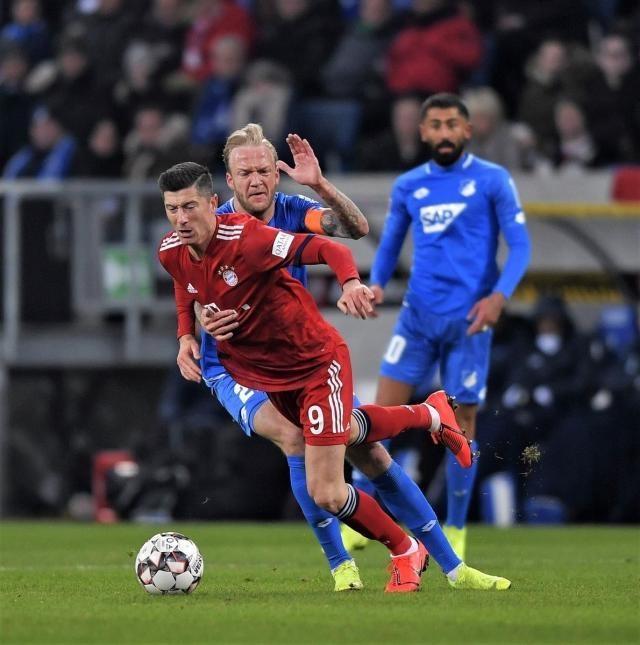 巴甲福塔莱萨门将在4名队友提醒下未注意身后对手，开球时遭抢断丢球